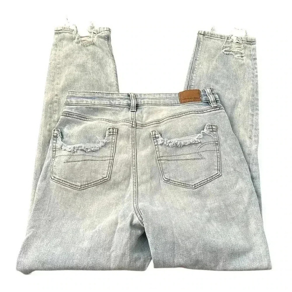 American Eagle Women’s 8L High Rise Distressed Ripped Mom Jean Light Wash Jeans - Picture 4 of 10